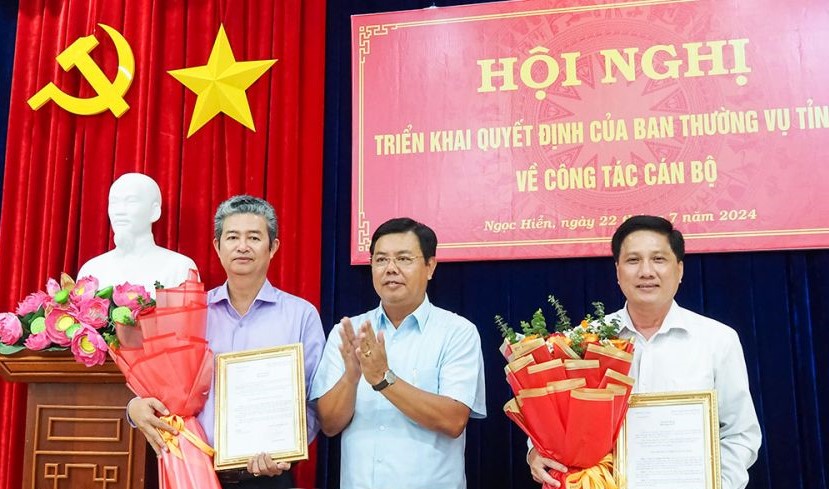 Bí thư Tỉnh ủy Cà Mau tặng hoa chúc mừng hai cán bộ được điều động, luân chuyển. Ảnh: Nhật Hồ