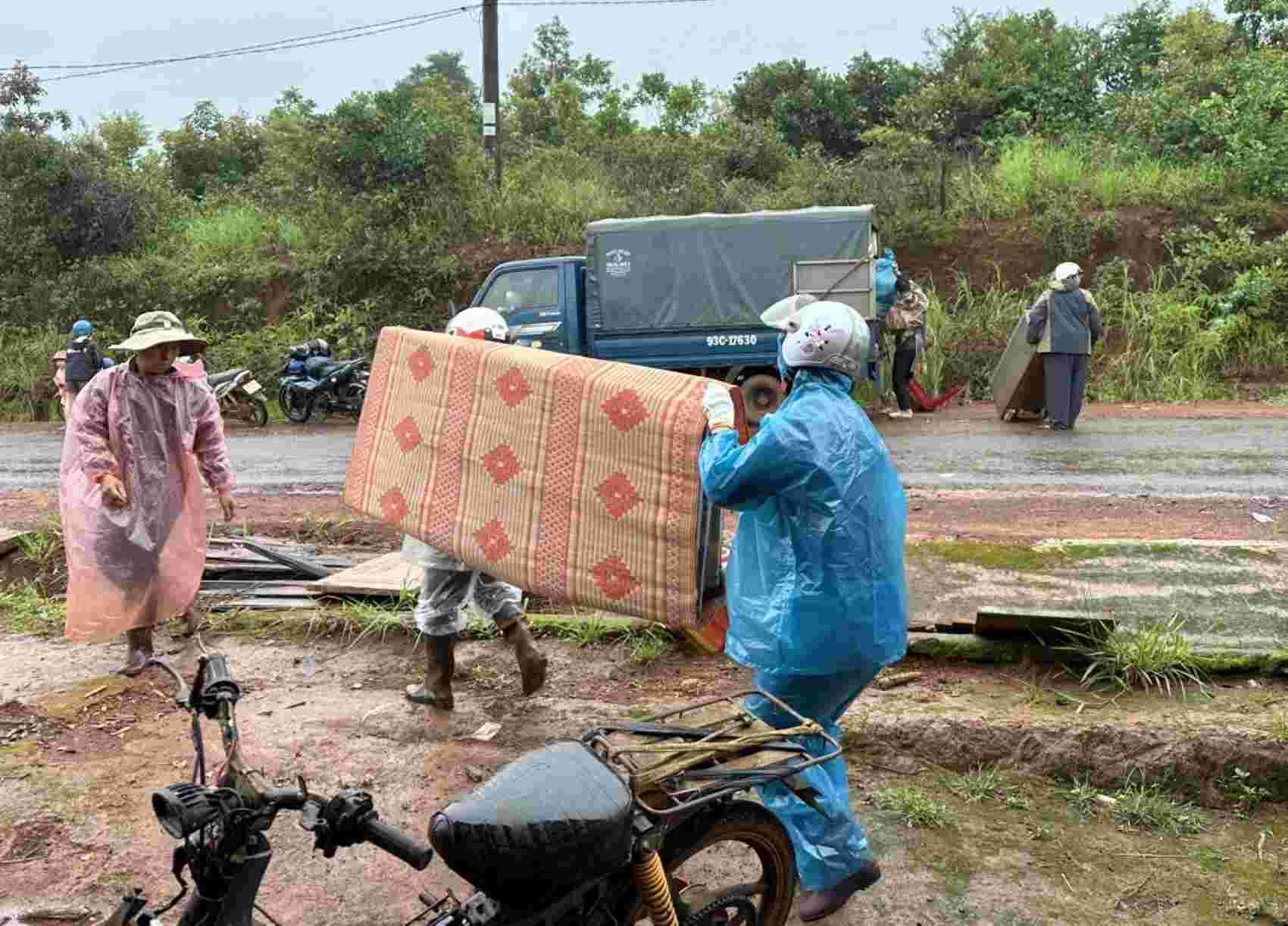 Người dân lấn chiếm đất đai trái phép tại Cụm Công nghiệp - Tiểu thủ Công nghiệp Quảng Tâm tự nguyện giao trả lại mặt bằng cho chính quyền địa phương. Ảnh: Người dân cung cấp