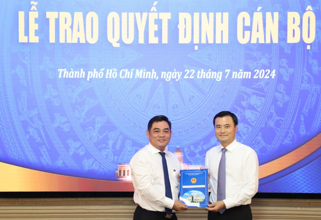 Phó Chủ tịch UBND TPHCM Bùi Xuân Cường (bên phải) trao quyết định bổ nhiệm cho ông Nguyễn Song Bảo Kỳ. Ảnh: Ngô Tùng
