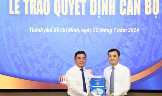 Phó Chủ tịch UBND TPHCM Bùi Xuân Cường (bên phải) trao quyết định bổ nhiệm cho ông Nguyễn Song Bảo Kỳ. Ảnh: Ngô Tùng