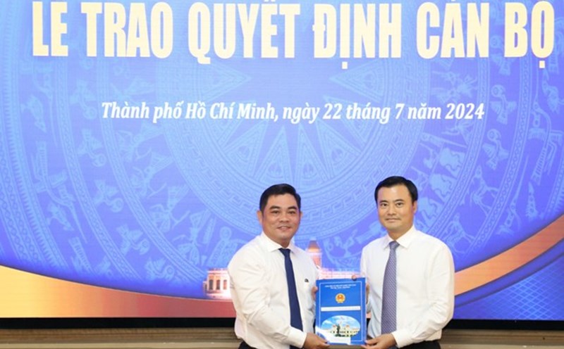 Phó Chủ tịch UBND TPHCM Bùi Xuân Cường (bên phải) trao quyết định bổ nhiệm cho ông Nguyễn Song Bảo Kỳ. Ảnh: Ngô Tùng