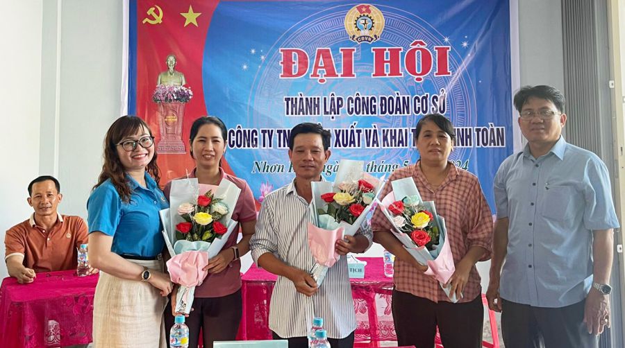 Đại hội thành lập CĐCS một doanh nghiệp tư nhân ở thị xã An Nhơn. Ảnh: An Nhơn