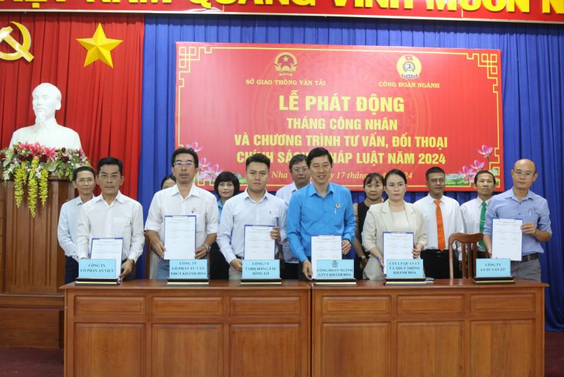 Công đoàn ngành Giao thông Vận tải tỉnh Khánh Hòa ký kết TƯLĐTT Nhóm doanh nghiệp Khối giao thông năm 2024. Ảnh: Phương Linh