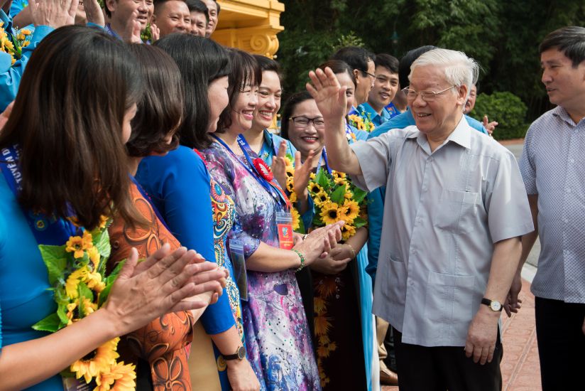 Tổng Bí thư Nguyễn Phú Trọng ân cần, thăm hỏi, động viên các cán bộ công đoàn tiêu biểu nhận giải thưởng Nguyễn Văn Linh lần thứ nhất. Ảnh: Sơn Tùng