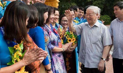 Tổng Bí thư Nguyễn Phú Trọng ân cần, thăm hỏi, động viên các cán bộ công đoàn tiêu biểu nhận giải thưởng Nguyễn Văn Linh lần thứ nhất. Ảnh: Sơn Tùng