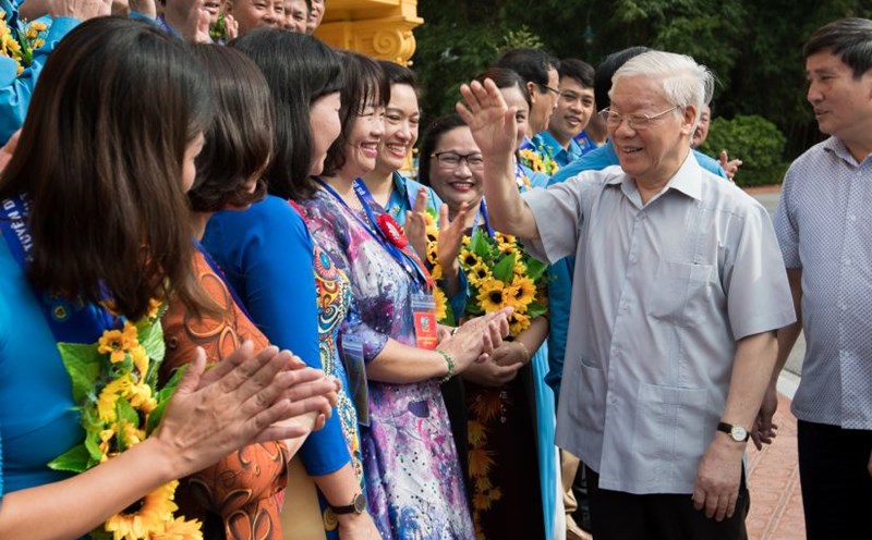 Tổng Bí thư Nguyễn Phú Trọng ân cần, thăm hỏi, động viên các cán bộ công đoàn tiêu biểu nhận giải thưởng Nguyễn Văn Linh lần thứ nhất. Ảnh: Sơn Tùng