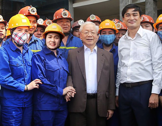 Tổng Bí thư Nguyễn Phú Trọng chụp ảnh với cán bộ, công nhân, lao động Công ty CP Than Vàng Danh. Ảnh: Phạm Cường