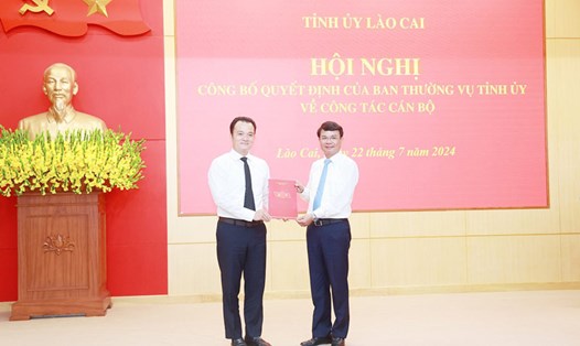 Bí thư Tỉnh ủy Lào Cai Đặng Xuân Phong trao quyết định điều động, bổ nhiệm cho ông Giàng Quốc Hưng. Ảnh: Phạm Bằng