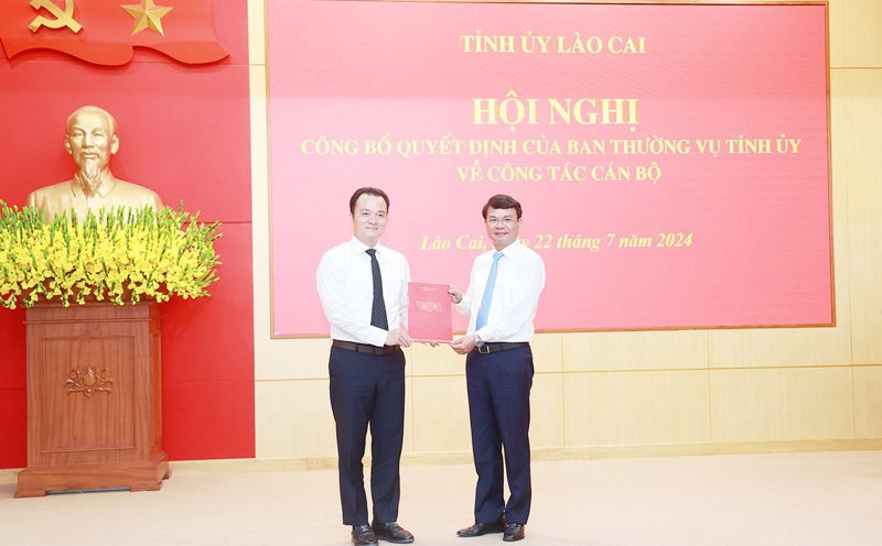 Bí thư Tỉnh ủy Lào Cai Đặng Xuân Phong trao quyết định điều động, bổ nhiệm cho ông Giàng Quốc Hưng. Ảnh: Phạm Bằng