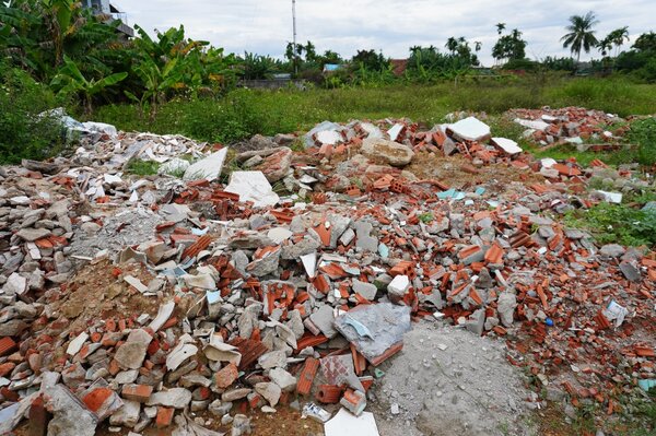 Son Tinh Stadium was abandoned for 6 years, becoming a place to dump people's waste. Photo: Vien Nguyen