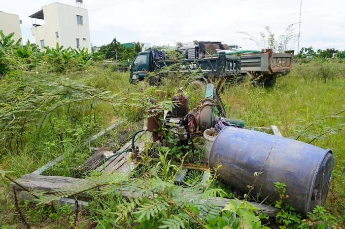 Machines and trucks are scattered at Son Tinh stadium. Photo: Vien Nguyen