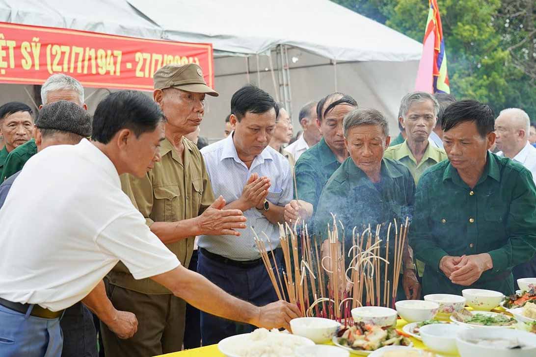 Les cadres le peuple et les anciens combattants allument de l'encens lors de la ceremonie de commemoration et de priere pour les 30 martyrs de la compagnie d'artillerie C45. Photo : Tran Tuan.
