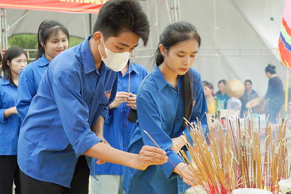 Cac doan vien thanh nien thap huong tri an cac Anh hung, liet si Dai doi phao C45. Anh: Tran Tuan.