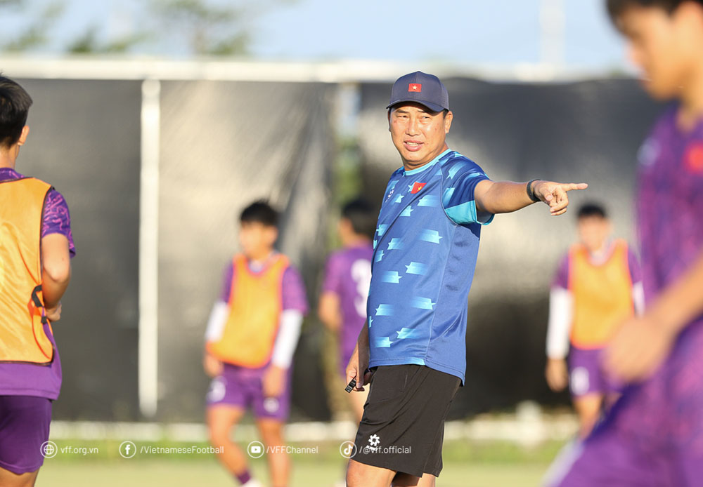 Coach Hua Hien Vinh focuses on relieving the psychology of U19 Vietnamese players. Photo: VFF