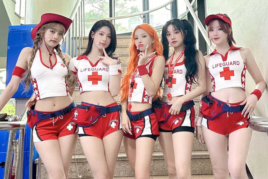(G)I-DLE mặc trang phục giống với đồng phục nhân viên cứu hộ của Hội Chữ thập đỏ Hàn Quốc. Ảnh: Cube Entertainment