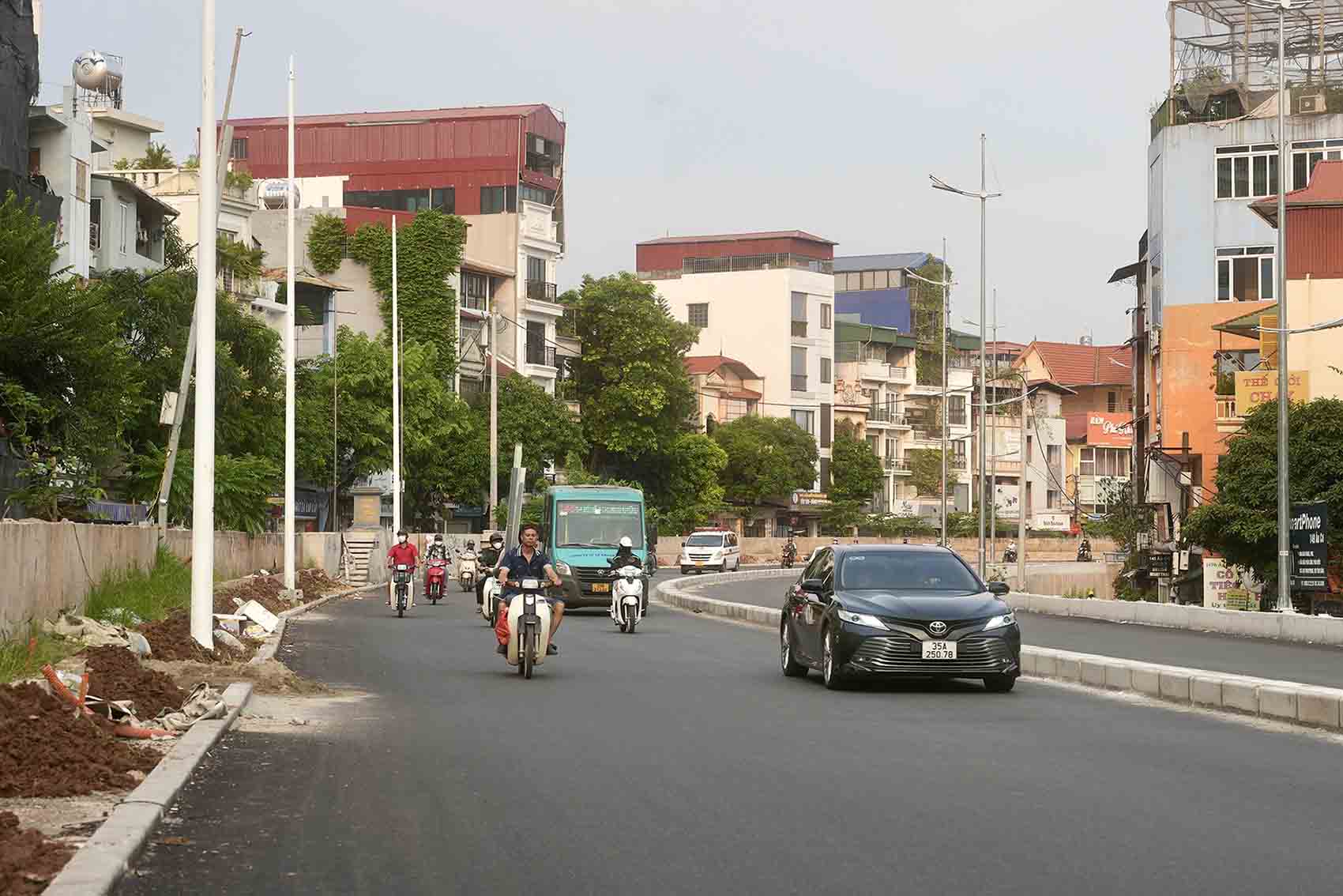 The route from Thang Loi hotel to Quang An flower market has been basically completed. Photo: Huu Chanh