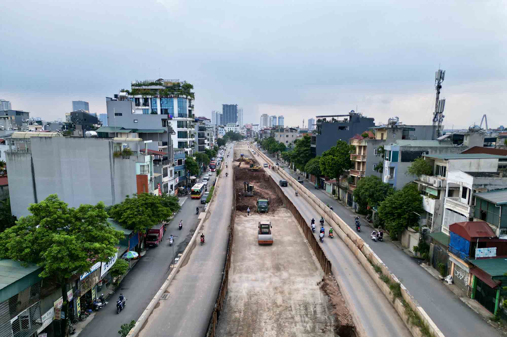 Đoạn còn lại dài 1,5 km từ chợ hoa Quảng An đến cuối tuyến dự kiến sẽ hoàn thành vào cuối tháng 7. Ảnh: Hữu Chánh