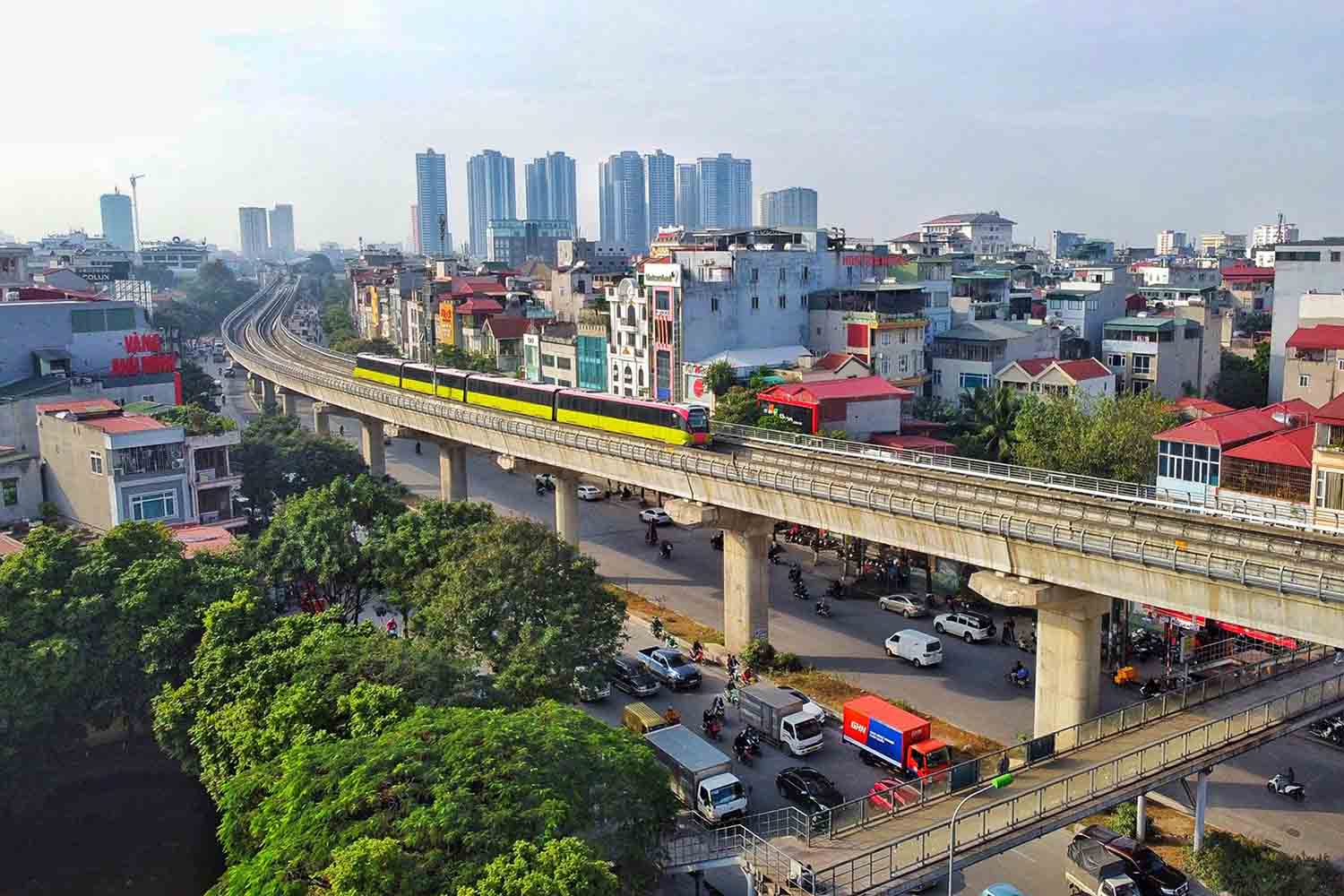 Metro Nhon - Hanoi station test runs the elevated section. Photo: Huu Chanh