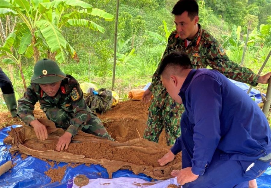 Hai cot liet si duoc boc trong tang bo doi. Anh: Duy Dong.