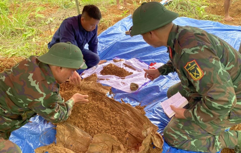 L'equipe de formation detecte les restes de martyrs. Photo : Duy Dong.