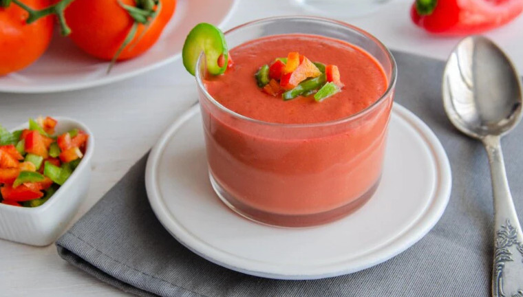 Des recettes de delicieuses soupes froides pour aider a perdre du poids. Source photo : Adobe Stock