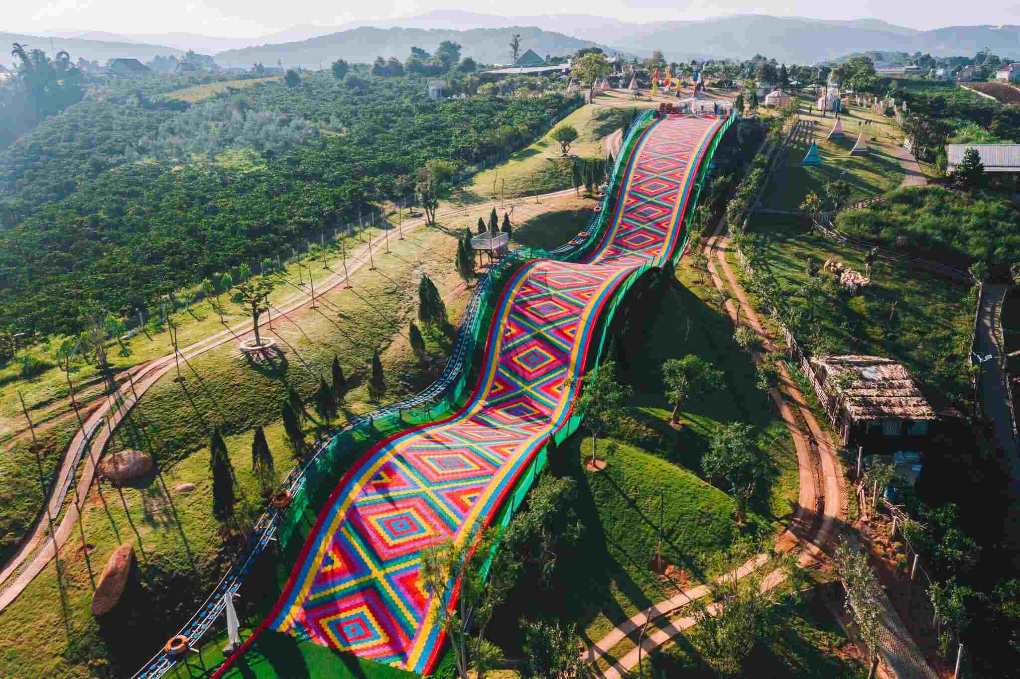 With a long and wide inflatable slide, visitors can slide in groups of up to 6 people per turn. The feeling of both excitement and attraction when freely sliding down the valley or climbing to the top of the slope will definitely help diners have memorable memories.