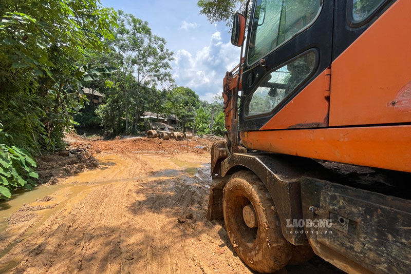 Đường lầy lội khiến việc di chuyển gặp nhiều khó khăn.