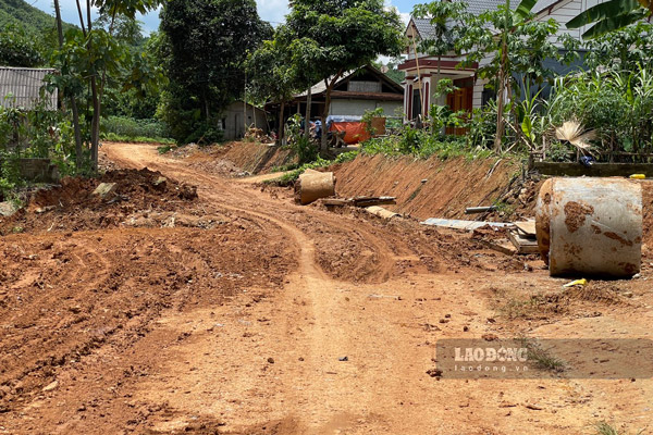 Quá trình thi công đường khiến việc di chuyển của người dân gặp nhiều khó khăn. Ảnh: Đinh Đại