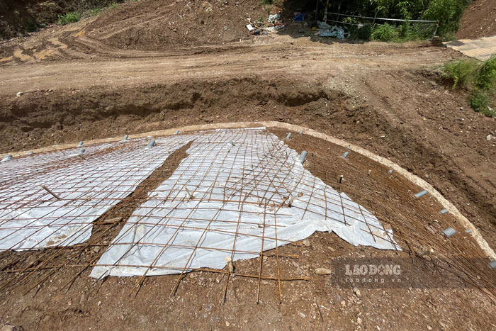 The slope next to the bridge is under construction.