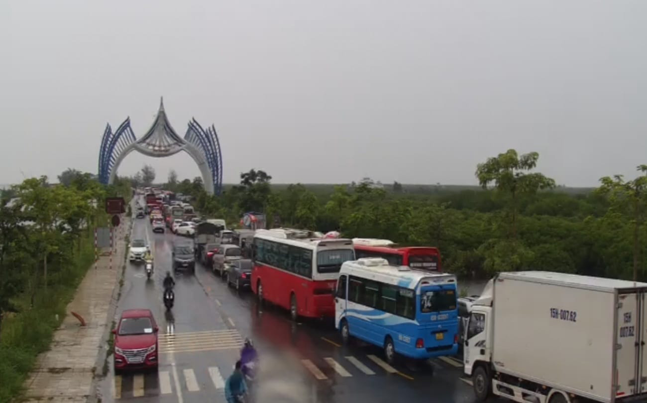 The number of vehicles waiting was quite large at the Cai Vieng ferry on July 22. The ferry has stopped operating according to Notice No. 25/TB-PCTT-TKCN&PTDS, dated July 22, 2024 of the City's Steering Committee for Natural Disaster Prevention, Search and Rescue and Civil Defense. Photo: Center for Culture, Information and Sports of Cat Hai district