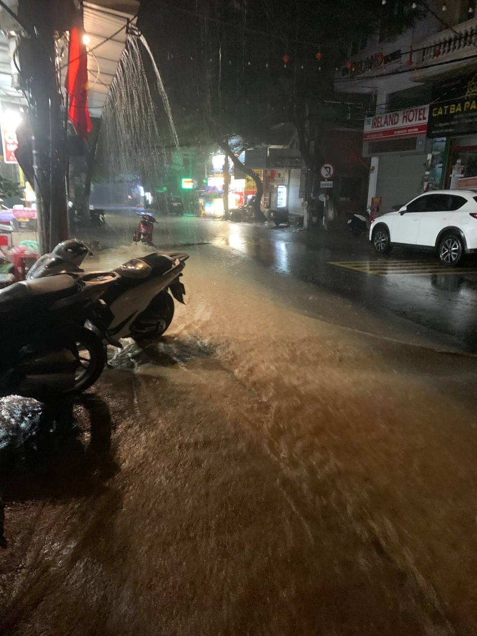 Heavy rain on the evening of July 22. Photo: Provided by the character