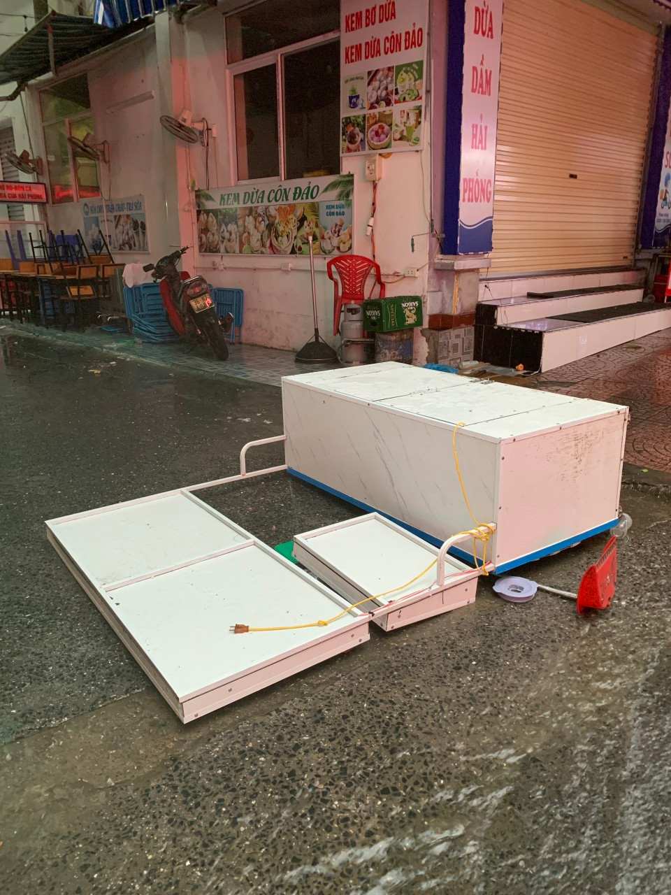 Strong winds knocked down an advertising sign at a restaurant in Cat Ba. Photo: Trong Dang