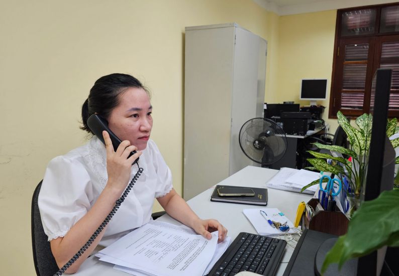 Social Insurance officers of Quang Ninh province receive feedback from customers. Photo: Doan Hung