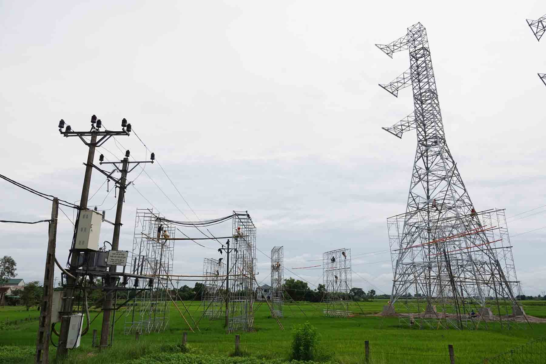 Workers erecting scaffolding prepare to pull the 500kV circuit 3 electric pole wire in Ha Tinh. Photo: Tran Tuan.