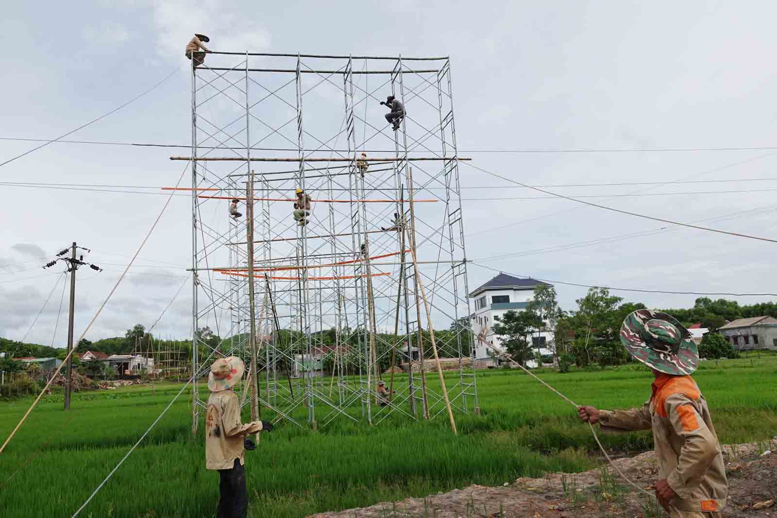 Công nhân thi công dựng giàn giáo để kéo dây tại vị trí cột số 171 thuộc đường dây 500kV mạch 3 ở xã Cẩm Mỹ, huyện Cẩm Xuyên, tỉnh Hà Tĩnh. Ảnh: Trần Tuấn.
