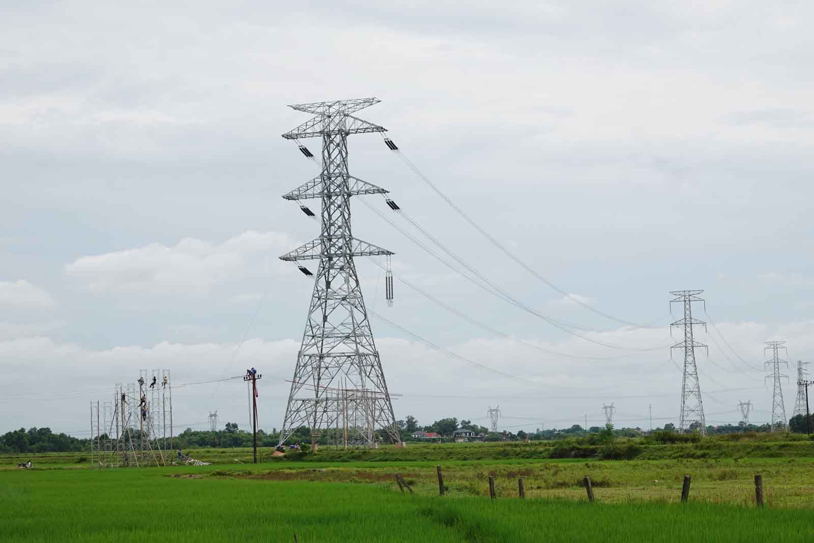 The 500kV circuit 3 electric poles in Ha Tinh have completed pulling wires. Photo: Tran Tuan.