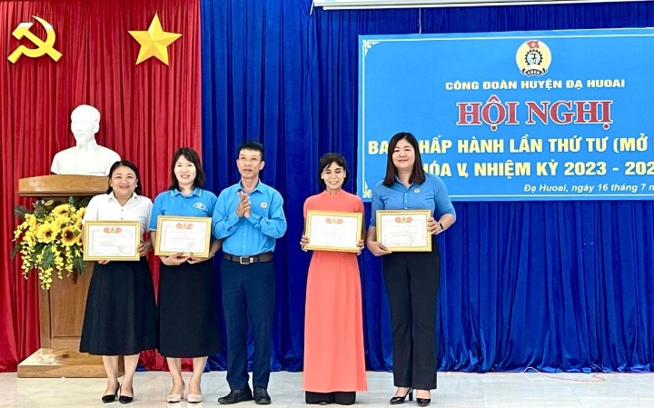 Chủ tịch Liên đoàn Lao động huyện Đạ Huoai – ông Trần Kim Anh (ở giữa) trao Giấy khen cho các tập thể, cá nhân đoạt giải trong Cuộc thi tìm hiểu nghị quyết đại hội công đoàn các cấp. Ảnh: ĐỨC LÂM