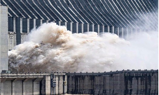 Đập Tam Hiệp xả lũ trong tháng 7.2024. Ảnh: Xinhua