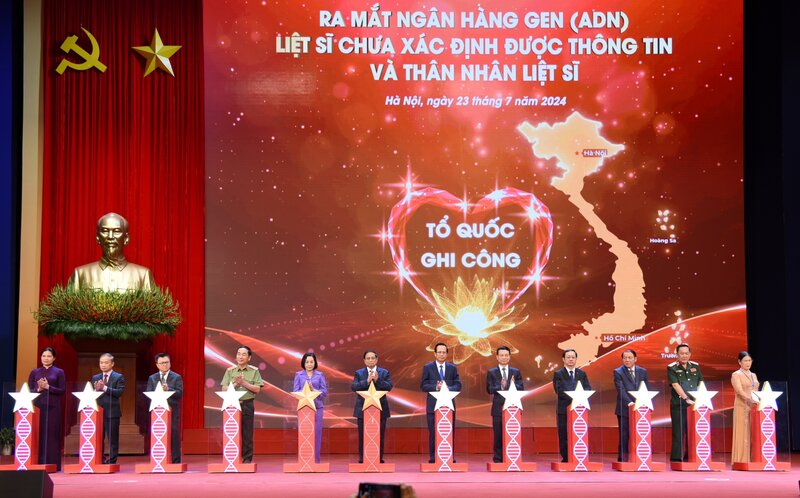 Thủ tướng Chính phủ Phạm Minh Chính và các đại biểu cùng bấm nút kích hoạt ra mắt Ngân hàng gen (ADN) liệt sĩ chưa xác định được thông tin và thân nhân liệt sĩ. Ảnh: Tống Giáp