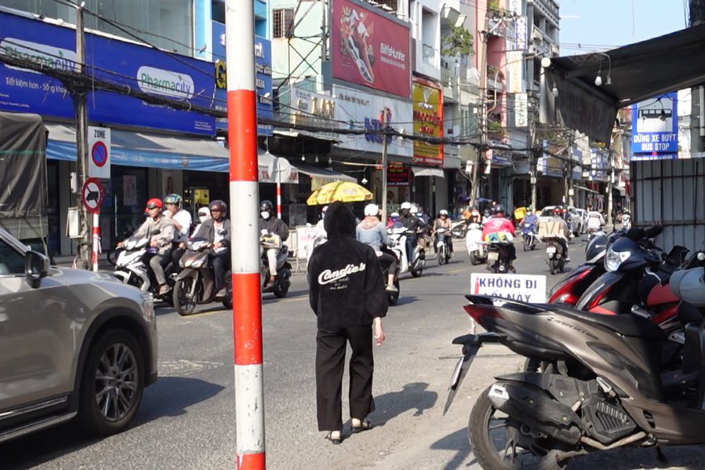 Khu vực quanh chợ Cồn, siêu thị Go thường xuyên đông đúc, vỉa hè bị lấn chiếm người dân phải đi bộ dưới lòng đường. Ảnh: TT