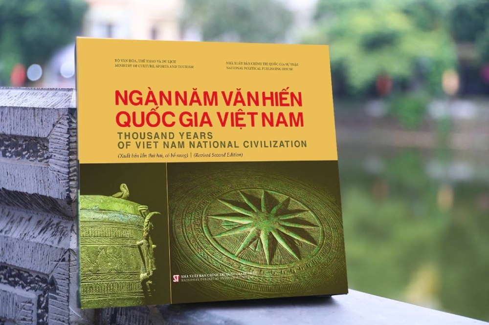 Cuốn sách song ngữ Việt - Anh "Ngàn năm văn hiến quốc gia Việt Nam - Thousand Years of Viet Nam National Civilization". Ảnh: Ái Vân