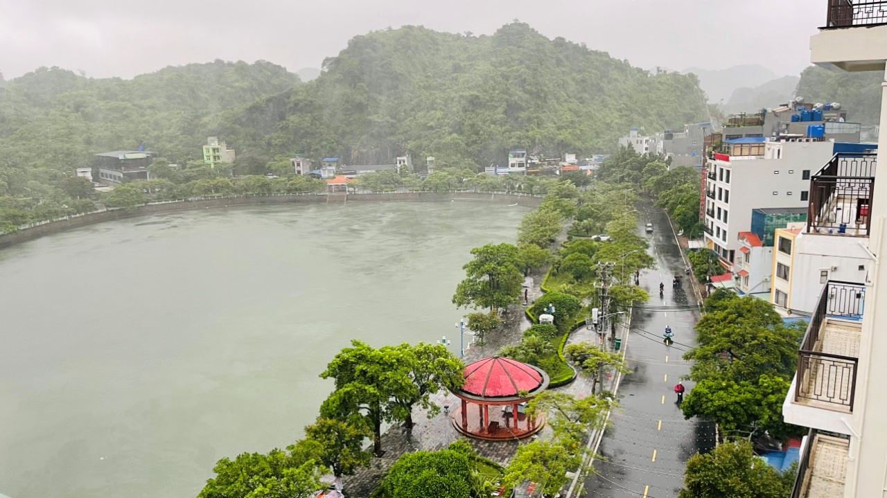 Cat Ba town center had heavy rain on the morning of July 23. Photo: Hoang Khoi