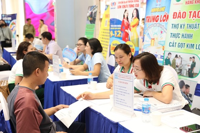 Job counseling and introduction activities for workers at the Long Bien District Job Transaction Session in 2024. Photo: Pham Linh