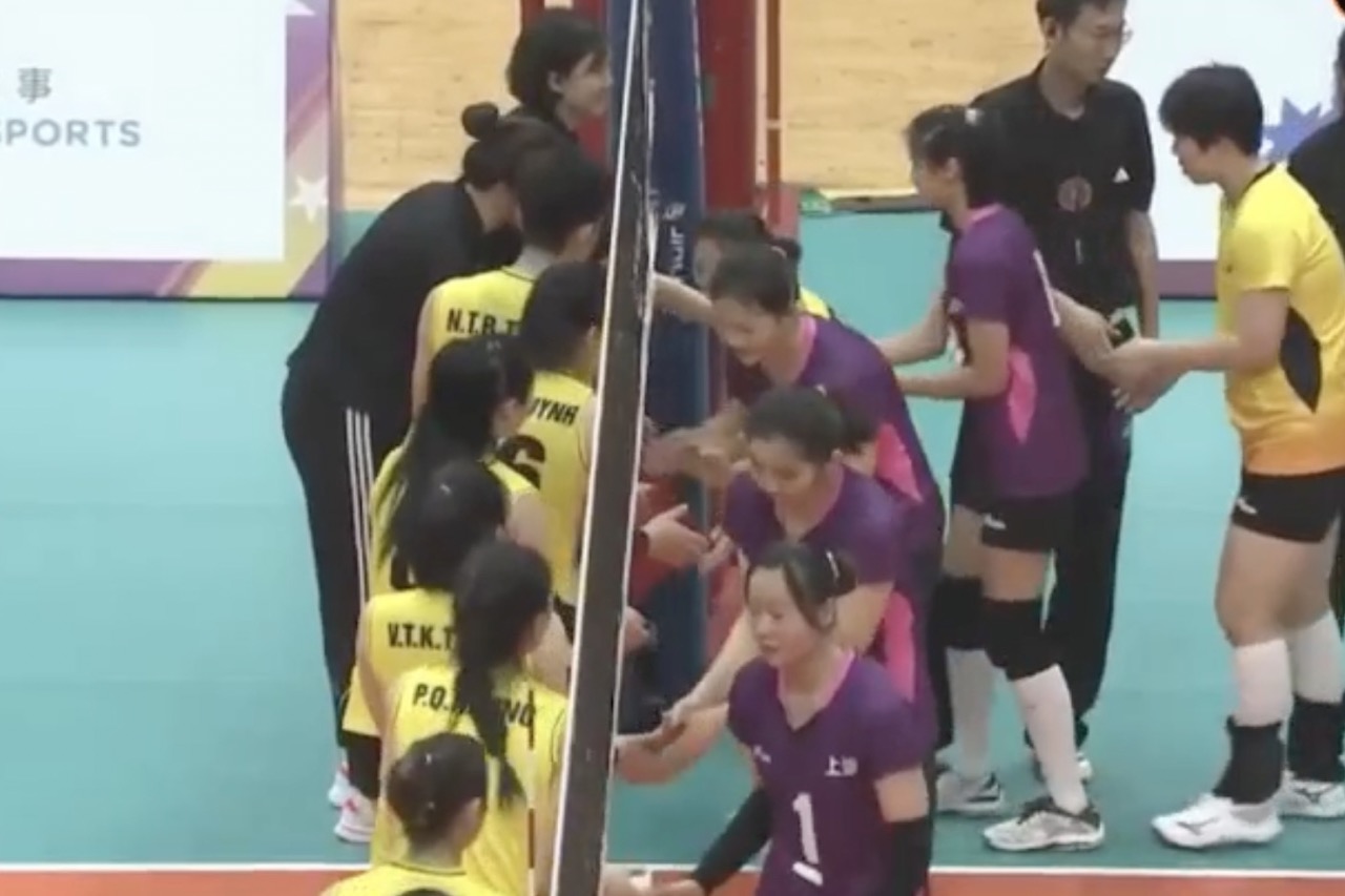 The Vietnamese women's volleyball team lost in set 4.