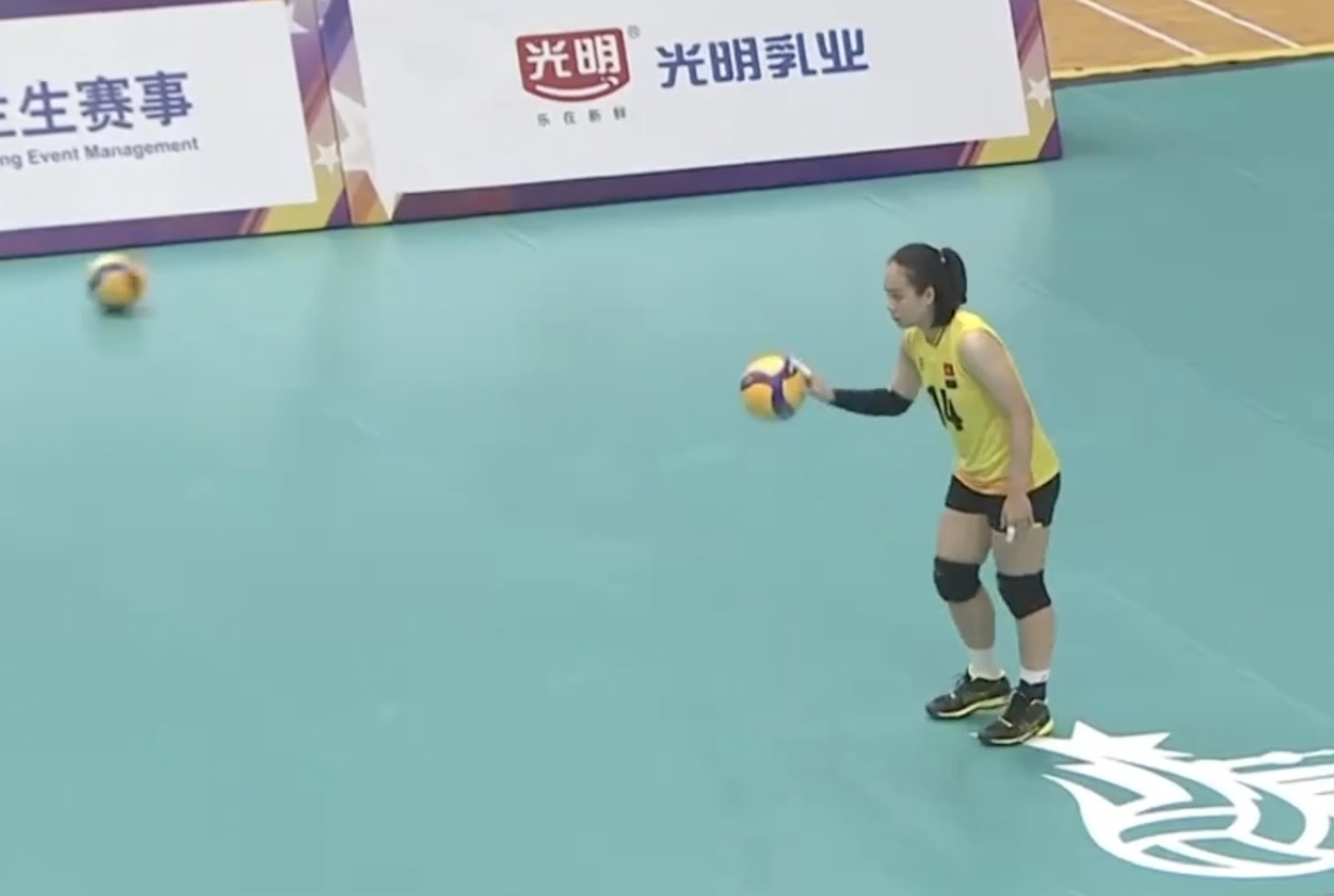 Vu Kim Thoa serves the ball for the Vietnamese women's volleyball team.