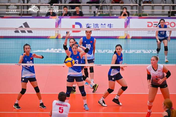 Vietnam women's volleyball team at the opening match of the Future Stars 2024 friendly tournament. Photo: FSC