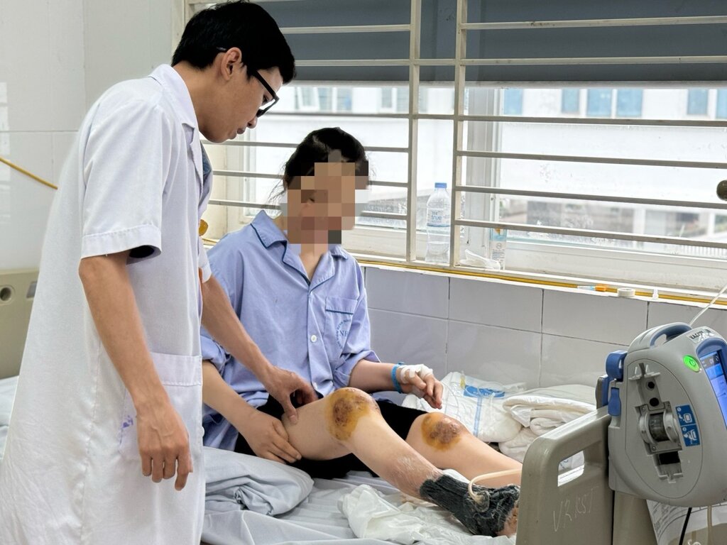 Bác sĩ kiểm tra sức khoẻ cho bệnh hoại tử chân vì dùng ong đốt vào đầu gối chữa bệnh. Ảnh: BVCC