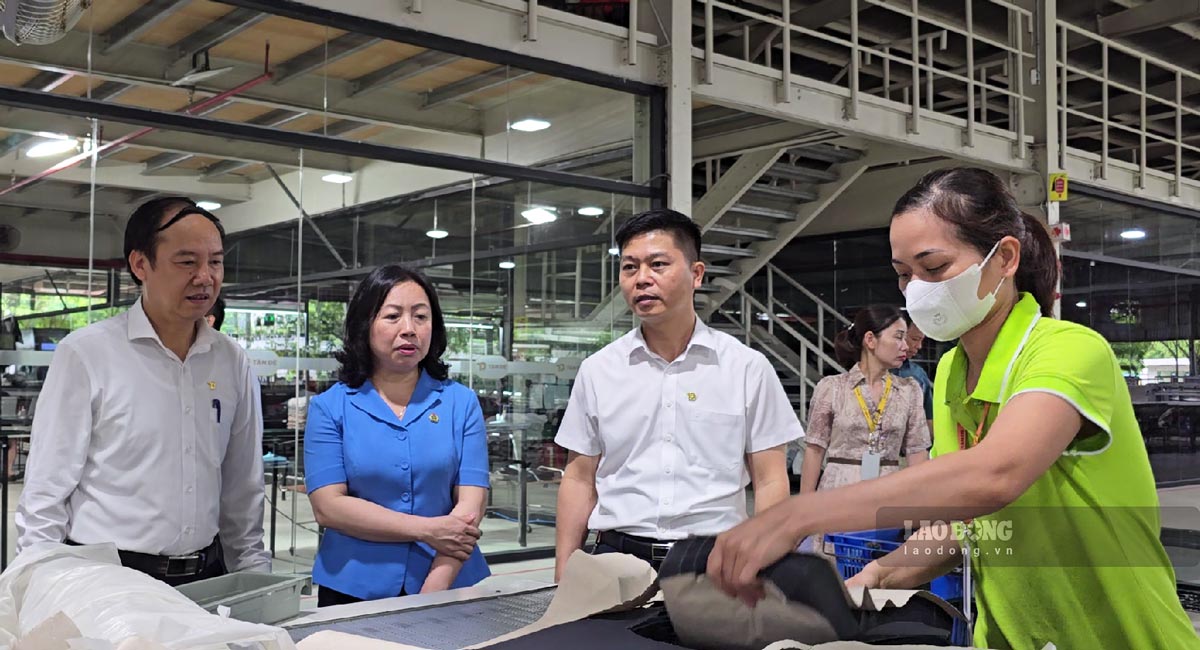 The delegation visited the workshop area of ​​Tan De Garment Company. Photo: Luong Ha