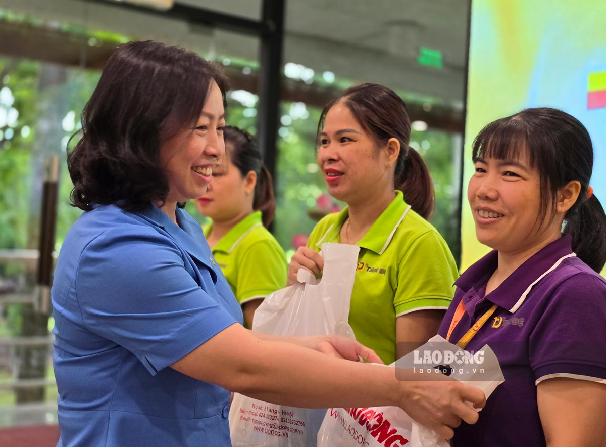 Phó Chủ tịch Thường trực Tổng Liên đoàn Lao động Việt Nam Thái Thu Xương trao quà cho công nhân là con liệt sĩ tại Công ty Tân Đệ (Thái Bình). Ảnh: Lương Hà