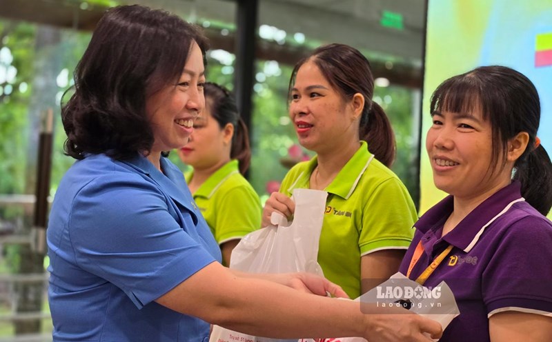 Phó Chủ tịch Thường trực Tổng Liên đoàn Lao động Việt Nam Thái Thu Xương trao quà cho công nhân là con liệt sĩ tại Công ty Tân Đệ (Thái Bình). Ảnh: Lương Hà